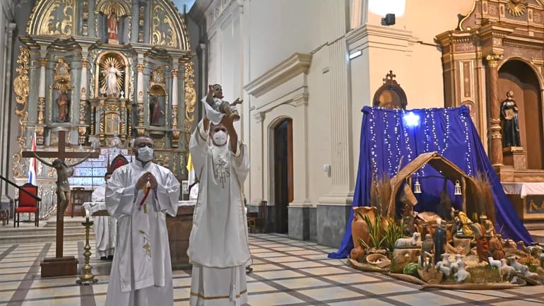 Celebración de la misa del gallo en la Catedral Metropolitana de Asunción, en la noche del 24 de diciembre.