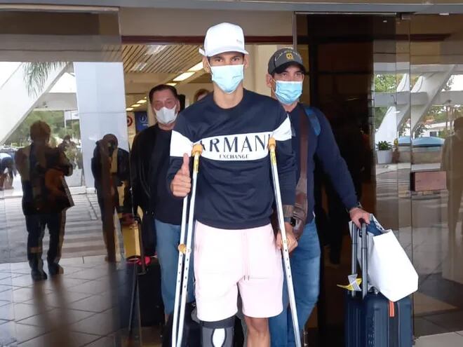 Robert Morales, llegando a Asunción, después de la operación de rodilla derecha a causa de una lesión de ligamento y menisco.