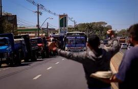 -FOTODELDIA- AME7316. CAPIATA (PARAGUAY), 15/09/2022.- Camioneros y conductores de plataformas digitales protestan contra el precio de los combustibles hoy, en una calle de la ciudad de Capiata (Paraguay). El gobernante de Paraguay, Mario Abdo Benítez, dijo que la situación de los combustibles no dependen de la "voluntad de un presidente", ante los reclamos de distintos gremios de transportadores de carga y de pasajeros que cumplen este jueves la cuarta jornada de protestas para presionar por una rebaja en los precios. EFE/Nathalia Aguilar
