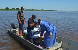 La evacuación de pacientes en el Alto Paraguay se realiza tanto por tierra, aire y agua, foto de archivo cuando una mujer era evacuada a bordo de una pequeña embarcación.