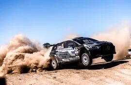 Espectacular salto del Hyundai i20 N Rally2 de Fau Zaldívar durante las pruebas de ayer.