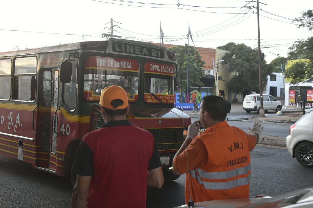 Viceministerio de Transporte controla cantidad de pasajeros en buses.