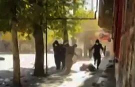 Captura de vídeo que supuestamente muestra un enfrentamiento entre manifestantes y la policía en Javanrud, Irán.