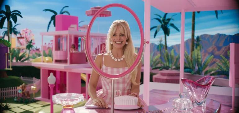 Margot Robbie en "Barbie", que se estrenará en cines de Paraguay este jueves.