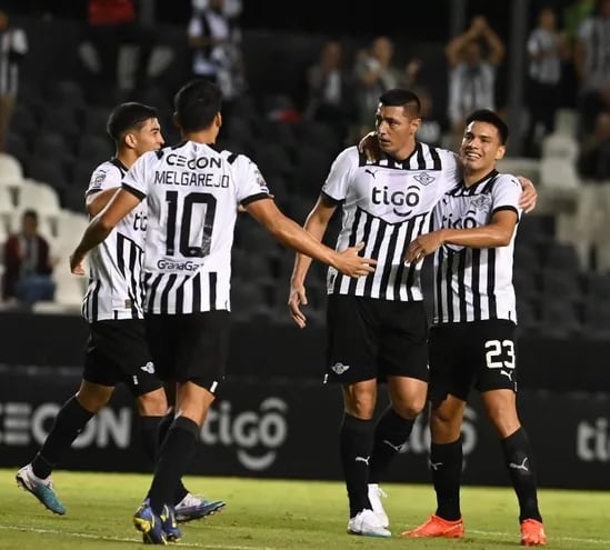 Jugadores de Libertad festejan el segundo gol ante Resistencia, por obra de Óscar Cardozo.