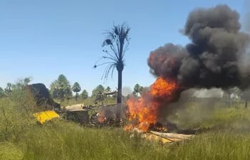 Una avioneta que se estrelló este sábado ardió en llamas, pero el piloto sobrevivió.