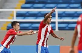 Allam Wlk Dure (d) de Paraguay celebra un gol  en un partido de la fase de grupos del Campeonato Sudamericano Sub'20 entre las selecciones de Paraguay y Argentina en el estadio Pascual Guerrero en Cali (Colombia).