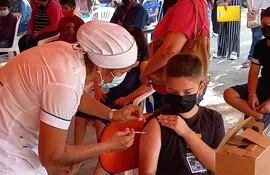 Una enfermera aplica la vacuna anti covid-19 a un niño, en el Hospital Regional de Pilar en el departamento de Ñeembucú.