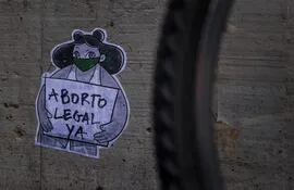 Fotografía de un letrero pegado en una pared durante una manifestación para exigir el aborto legal en Caracas (Venezuela).