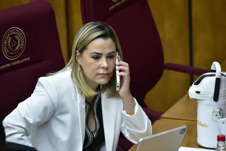 Lizarella Valiente, senadora cartista, atiende una llamada en su teléfono celular.