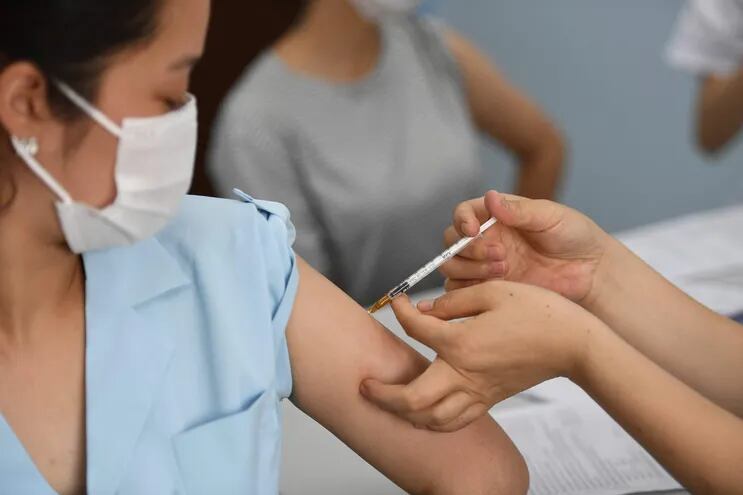 Una mujer recibe una dosis de la vacuna AstraZeneca contra el Covid-19.