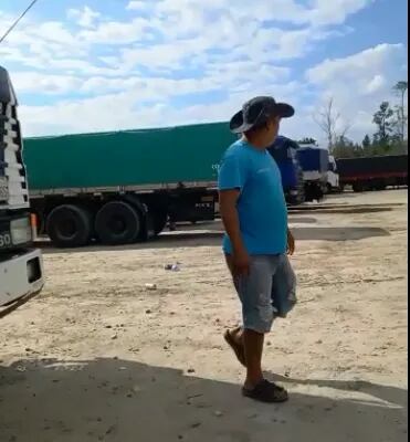 Los camioneros ya comienzan a desesperarse, pues son muchos días sin respuesta y sin poder volver a Paraguay.