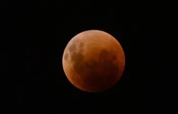 La "Luna roja" sobre Asunción en la noche del domingo.