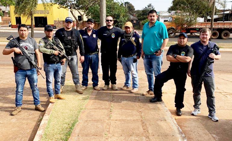 Agentes de la Policía Nacional de Paraguay y de la Policía Civil del Brasil, en la frontera seca, luego del procedimiento de ayer.