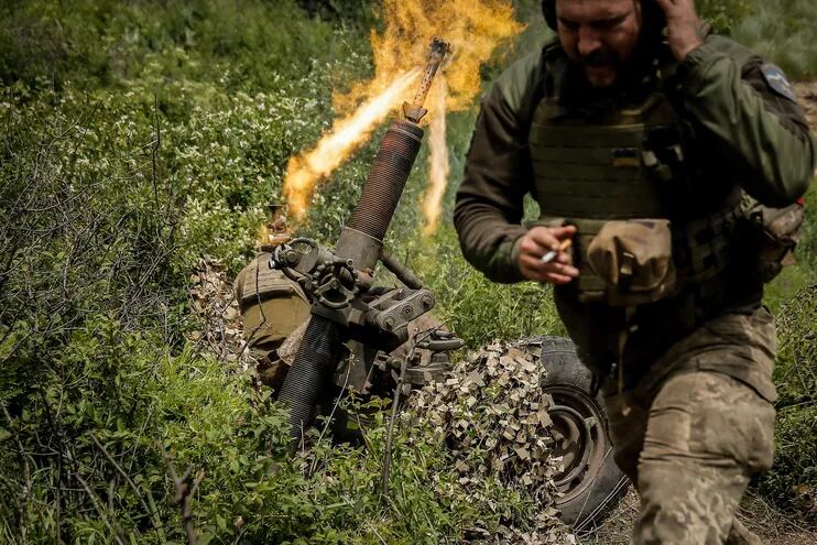 Soldados ucranianos disparan hacia posiciones rusas en la zona de Bajmut, el pasado 23 de mayo.