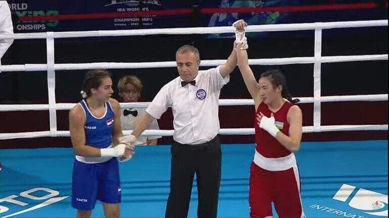 Minerva Montiel se resigna ante Sitora Turdibekova,  en la pelea que perdió ayer contra la uzbeka en el marco del Campeonato Mundial Femenino de Boxeo.