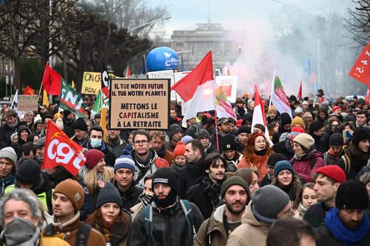 "Matan nuestro futuro y a nuestro planeta. Mandemos a retiro al capitalismo", se lee en uno de los carteles en una manifestación en Estrasburgo contra la reforma del sistema de pensiones que pretende aumentar la edad de jubilación de 62 a 64 años en Francia.