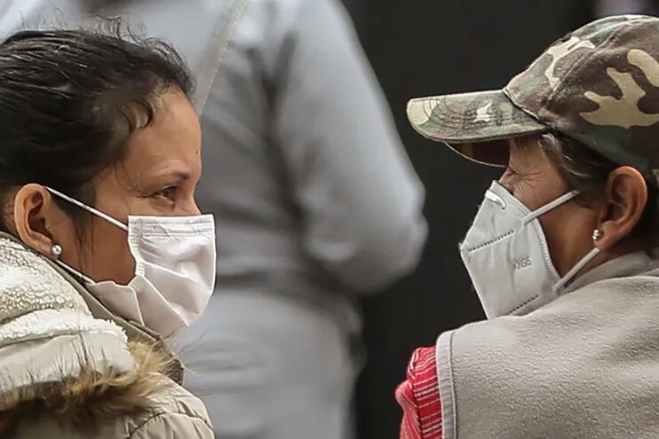 Personas con mascarillas fuera del Hospital IESS Sur de Quito, Ecuador.