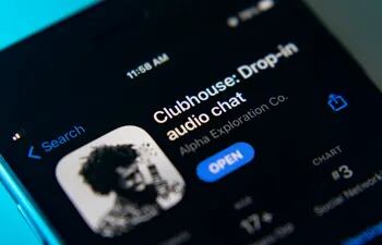 Clubhouse,App,For,Drop,In,Audio,Chat,Application,On,Smartphone.
