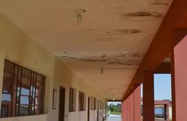 el-techo-de-los-pabellones-del-local-educativo-registra-filtraciones-que-lo-van-deteriorando--220856000000-1461932.jpg