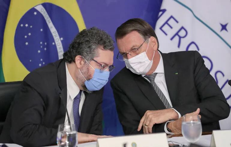 El presidente de Brasil, Jair Bolsonaro (d), y el canciller, Ernesto Araújo. (AFP)
