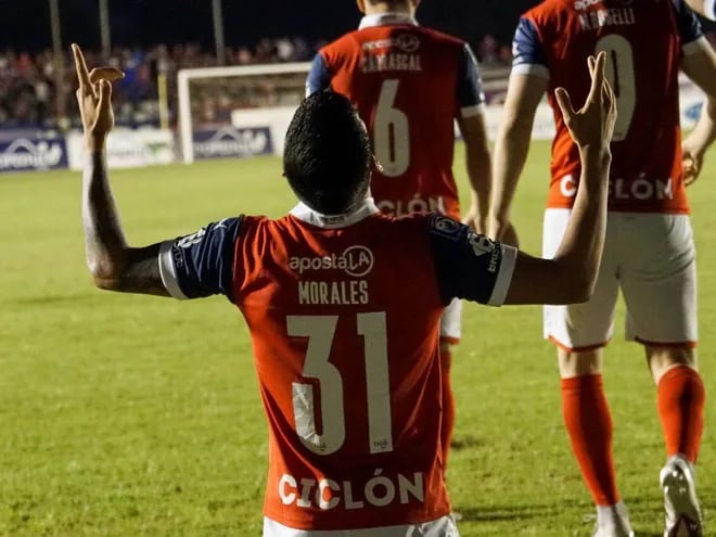 Robert Morales (31) festeja el tanto contra Guaireña en el Parque del Guairá por el torneo Clausura 2021.