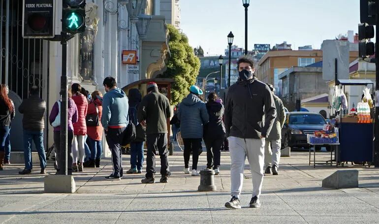 Gente caminando en la calle en Punta Arenas, Magallanes, Chile.