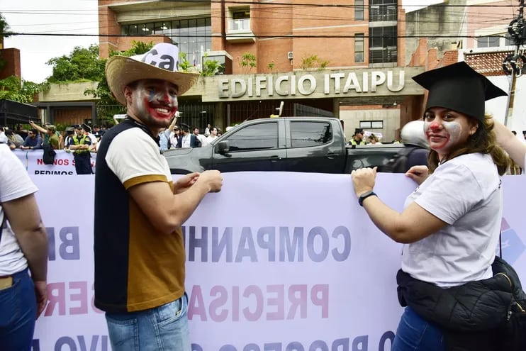 Los descontratados de Itaipú también se disfrazaron de payasos para manifestarse frente a la sede de Asunción de la entidad.