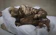 Una momia de Cajamarquilla en el Colegio Real San Marcos, en Lima (Perú). Científicos descubrieron en una reciente investigación la violencia de la que fueron víctimas dos momias sudamericanas. (EFE)