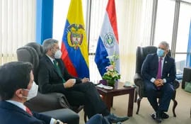 Mario Abdo Benítez e Iván Duque conversan este domingo en La Paz, Bolivia.