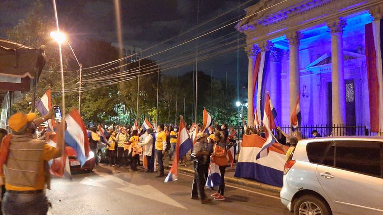 Manifestantes frente al Panteón de los Héroes en Asunción, este miércoles.