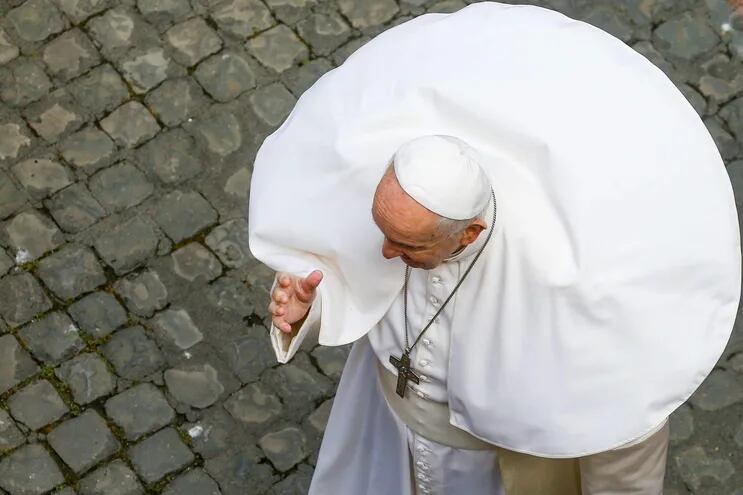 El papa Francisco a su llegada al patio de San Dámaso, después de que se relajasen las restricciones anticovid en el Vaticano.