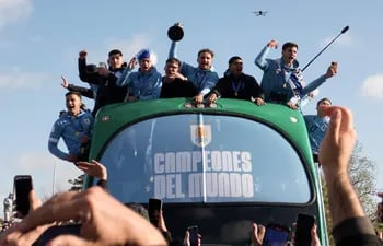 Jugadores de la selección uruguaya sub 20 festejan en un bus por las calles de Montevideo el título mundial de la categoría lograda el domingo pasado en Argentina.