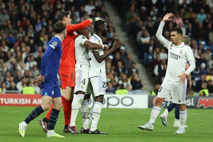 Los jugadores del Real Madrid celebran tras salvar una ocasión clara de gol durante el partido de ida de cuartos de final de Liga de Campeones que Real Madrid y Chelsea FC disputan este miércoles en el estadio Santiago Bernabéu.