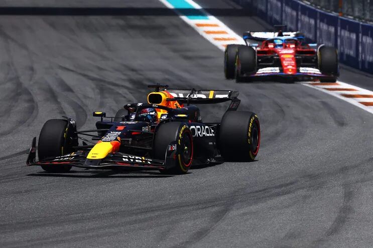El Red Bull Racing del neerlandés Max Verstappen en la carrera sprint del Gran Premio de Miami en el Autódromo Internacional de Miami, en Miami, Estados Unidos.