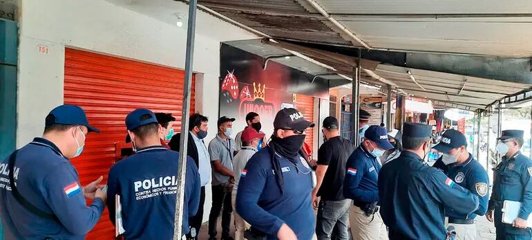 Una comitiva fiscal- policial realizó allanamientos en locales comerciales, por explotación clandestina de tragamonedas en Luque.