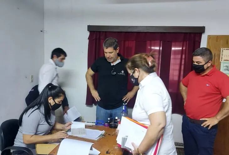 El fiscal Rodolfo Hiram Colmán y sus asistentes durante el allanamiento en la Municipalidad de Acahay (Paraguarí).