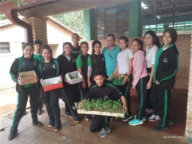 Estudiantes beneficiados con el proyecto "Topa Ñembuahýi" recibieron plantines de varios rubros agrícolas en Yaguarón.