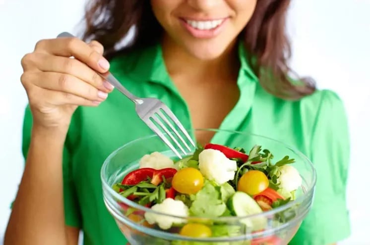 Para mantenerte en un peso saludable es importante consumir frutas, verduras, cereales integrales, leche y productos lácteos sin grasa o bajos en grasa.