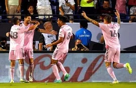 Diego Gómez (N° 8) se acerca para festejar con Lionel Messi y Jordi Alba el primer gol del equipo de Inter Miami anotado por el astro argentino.