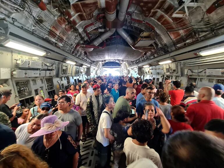 En promedio, el Globemaster III es capaz de alojar a unas 700 personas. Sin embargo en una ocasión transportó a más de 800 personas en una de las misiones de evacuación de Afganistán en el año 2021.