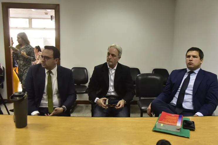 Justo Pastor Cárdenas Nunes (centro), ex titular del Indert, y los abogados Benjamín Pérez (izq.) y Luis Ayala.