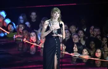 Taylor Swift acepta el premio a la canción del año por "Anti-Hero" durante los MTV Video Music Awards, el martes en Nueva York.