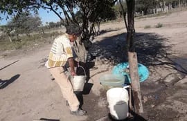 Un poblador ishir de la comunidad Abundancia recoge agua de la canilla de su vivienda, tras ponerse en funcionamiento el servicio del vital líquido.