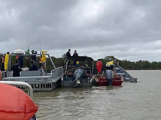 AME238. CORUMBÁ (BRASIL), 16/10/2021.- Fotografía cedida por Bomberos de Brasil de personas rescatadas del naufragio de un barco en un hotel cerca de Corumbá, hoy durante una tormenta en Mato Grosso do Sul. El naufragio de un barco-hotel que navegaba sobre el río Paraguai, en el Pantanal brasileño, ha dejado hasta el momento 6 personas muertas, 1 desaparecida y 14 rescatadas, según informaron este sábado los organismos de rescate. El Cuerpo de Bomberos de Corumbá, ciudad fronteriza con Bolivia y próxima también a Paraguay, comunicó de que el naufragio ocurrió en la noche del viernes en el río Paraguai, a 415 kilómetros de Campo Grande, capital del estado de Mato Grosso do Sul (occidente). EFE/ Bomberos Brasil/ SOLO USO EDITORIAL/NO VENTAS/SOLO DISPONIBLE PARA ILUSTRAR LA NOTICIA QUE ACOMPAÑA/CRÉDITO OBLIGATORIO/MÁXIMA CALIDAD DISPONIBLE
