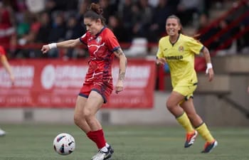 Jessica Dahiana Martínez Villagra, 24 años, patea el balón para anotar el gol del empate del equipo de  Levantes Las Planas.
