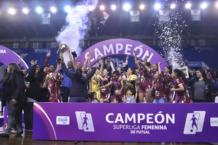 Las jugadoras de Exa Ysaty festejan el título de campeón de la Superliga Femenina de Futsal FIFA 2023.
