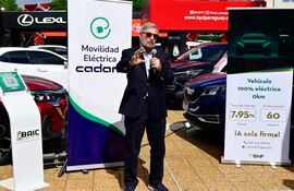 Miguel Carrizosa, titular de la Cadam, expuso las bondades de los vehículos eléctricos en exhibición.
