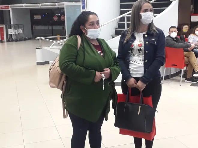 Juana Villalba y Lourdes Luna, en el aeropuerto Silvio Pettirossi