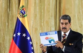 El presidente venezolano Nicolás Maduro habla durante un acto de presentación de la Ley Orgánica para la Defensa de la "Guyana Esequiba" en la Asamblea Nacional en Caracas